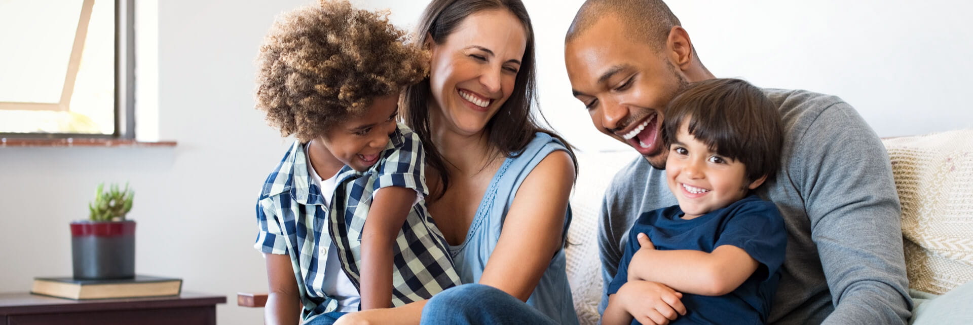 Una familia riendo y sonriendo