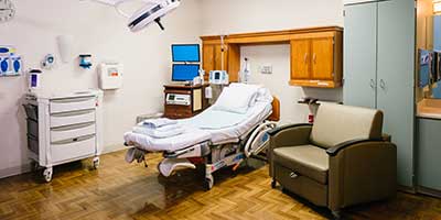 Our comfortable and private delivery rooms and bathrooms .